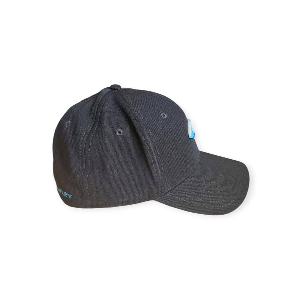 Oakley Tincan Stretch Performance Fit Metal Blue Logo Black Flexfit Baseball Hat - Picture 3 of 5
